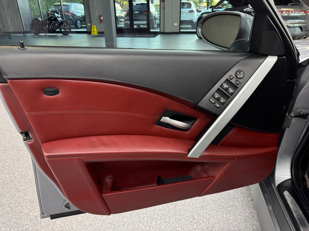 2006 BMW M5 Image 25