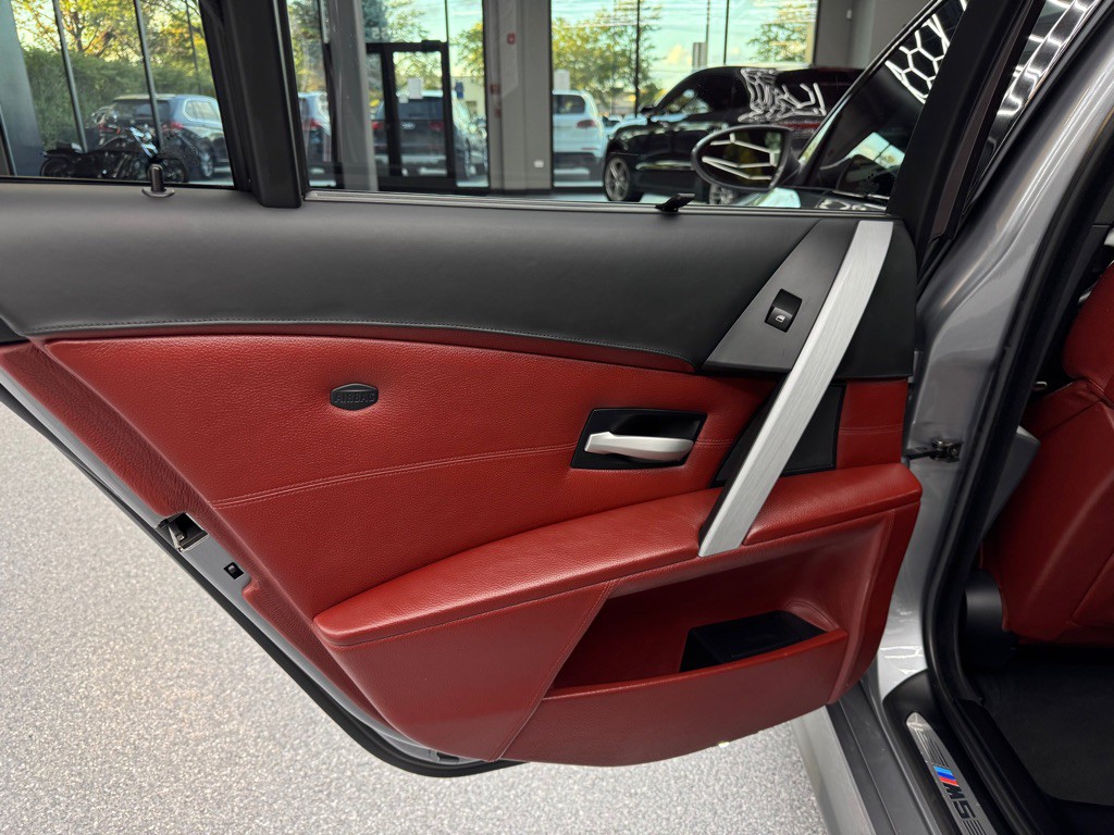 2006 BMW M5 Image 28