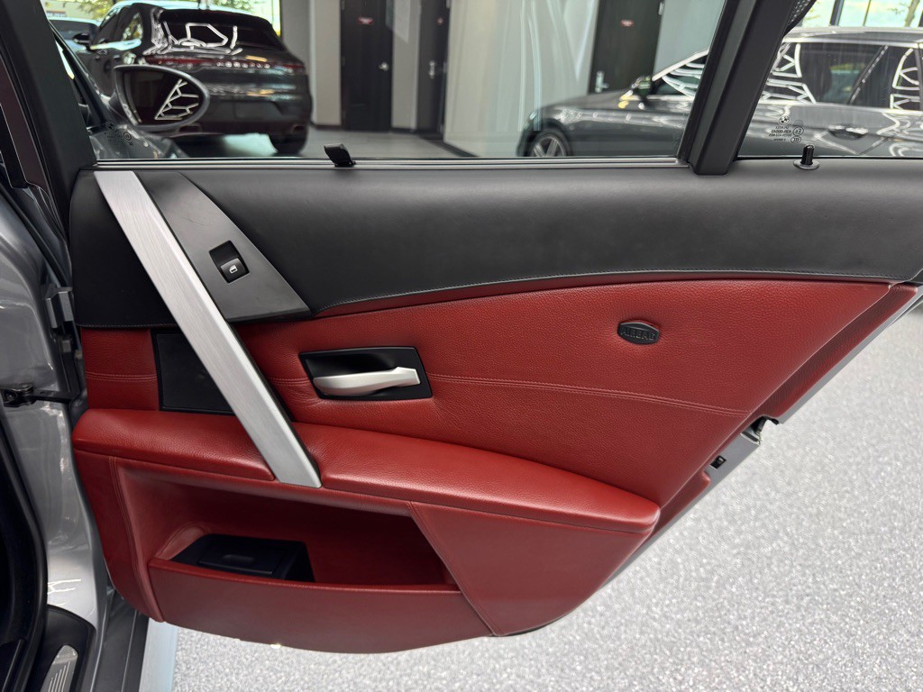 2006 BMW M5 Image 33
