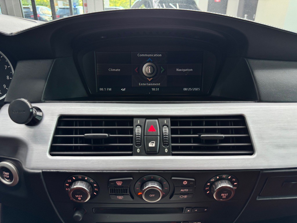2006 BMW M5 Image 39