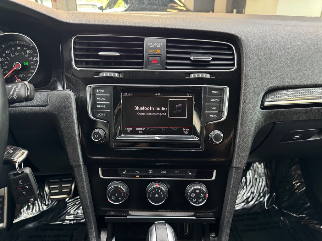 2015 Volkswagen GTI Image 24