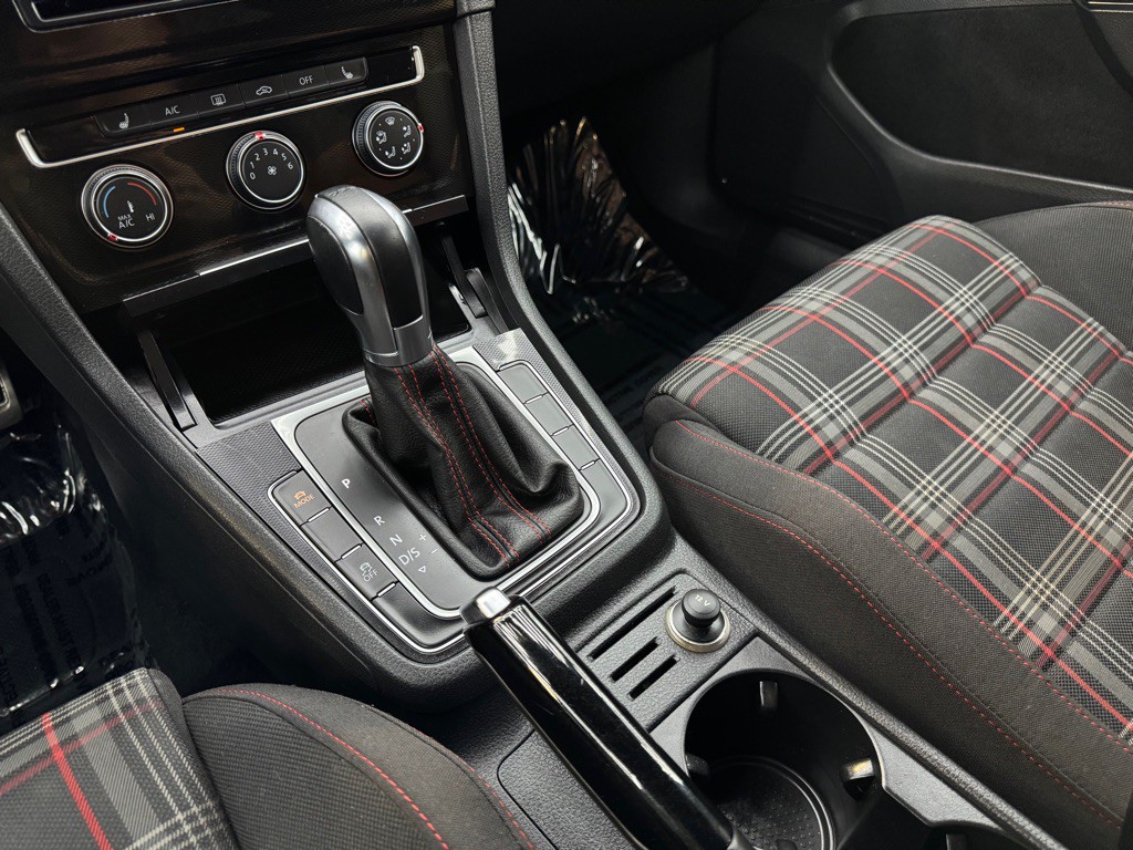 2015 Volkswagen GTI Image 25