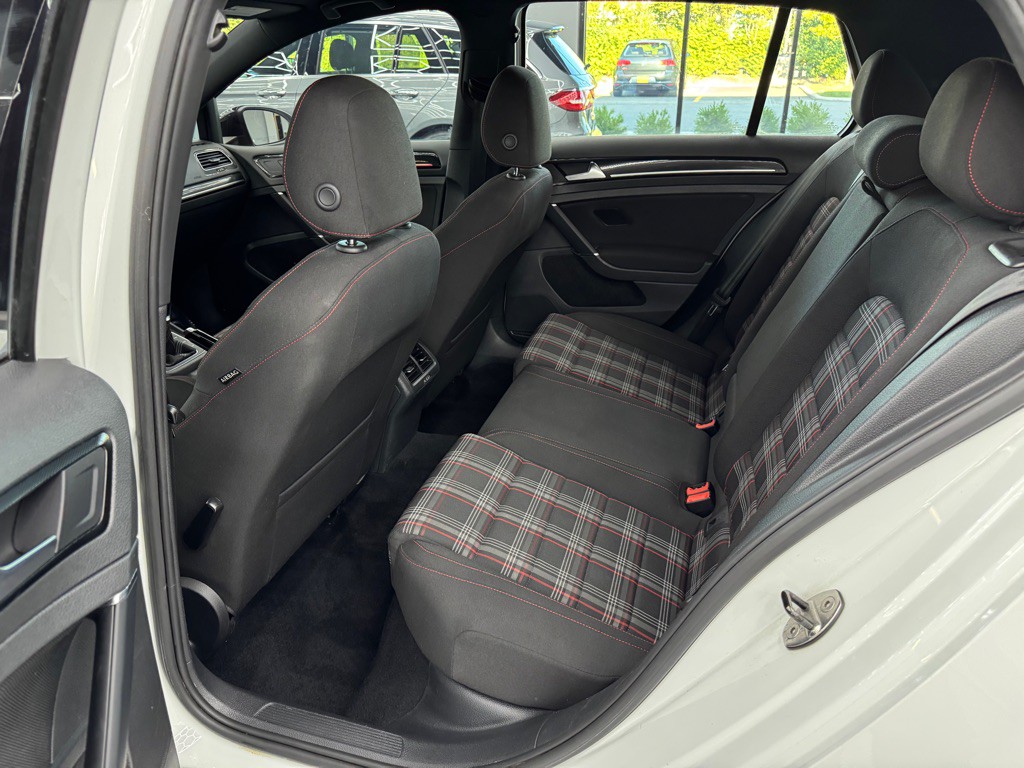 2017 Volkswagen GTI Image 17