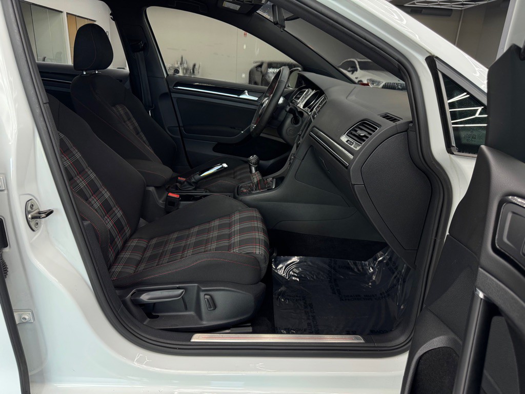 2017 Volkswagen GTI Image 21