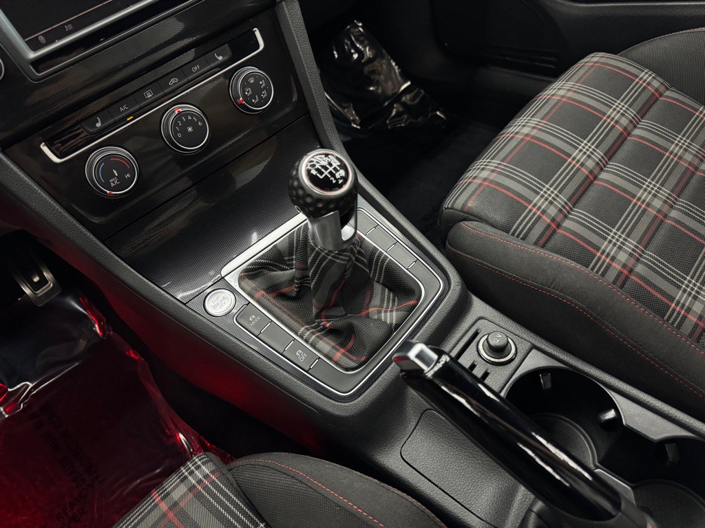 2017 Volkswagen GTI Image 28