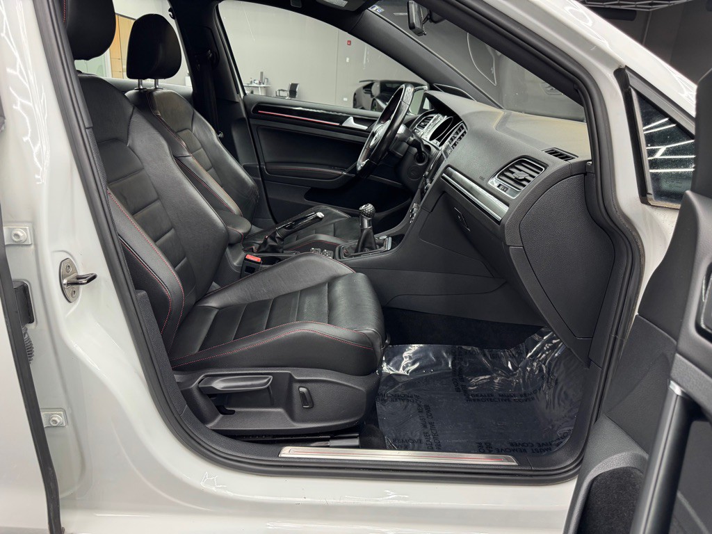 2016 Volkswagen GTI Image 25
