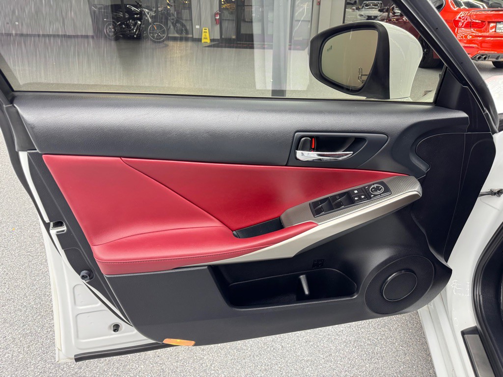 2016 Lexus IS Image 16