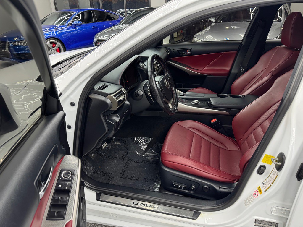 2016 Lexus IS Image 17
