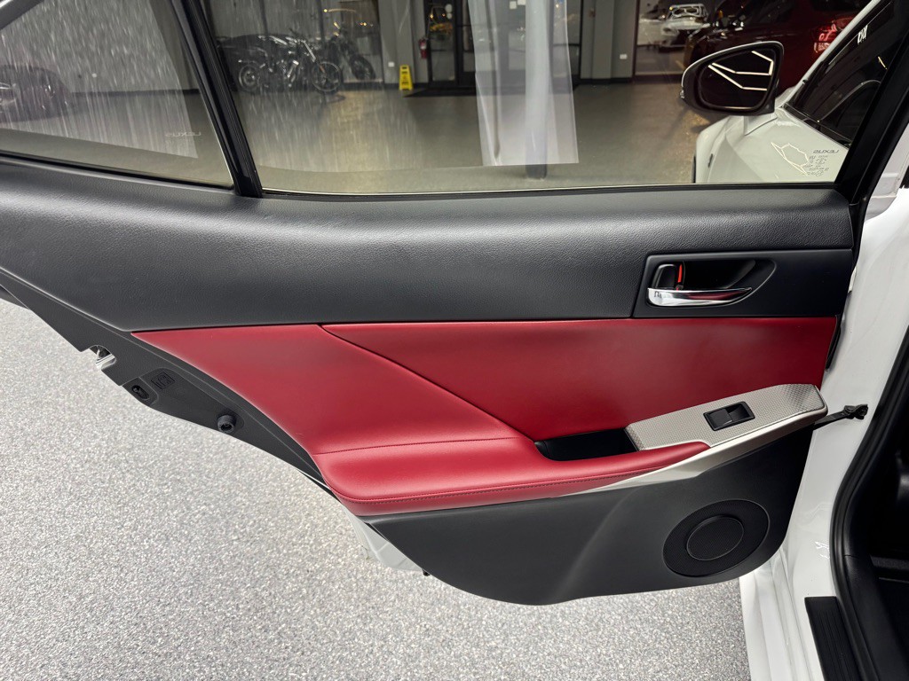 2016 Lexus IS Image 19
