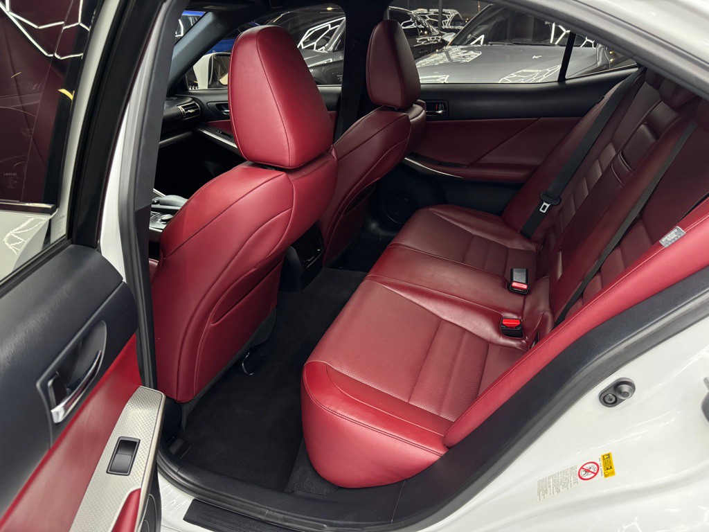 2016 Lexus IS Image 20