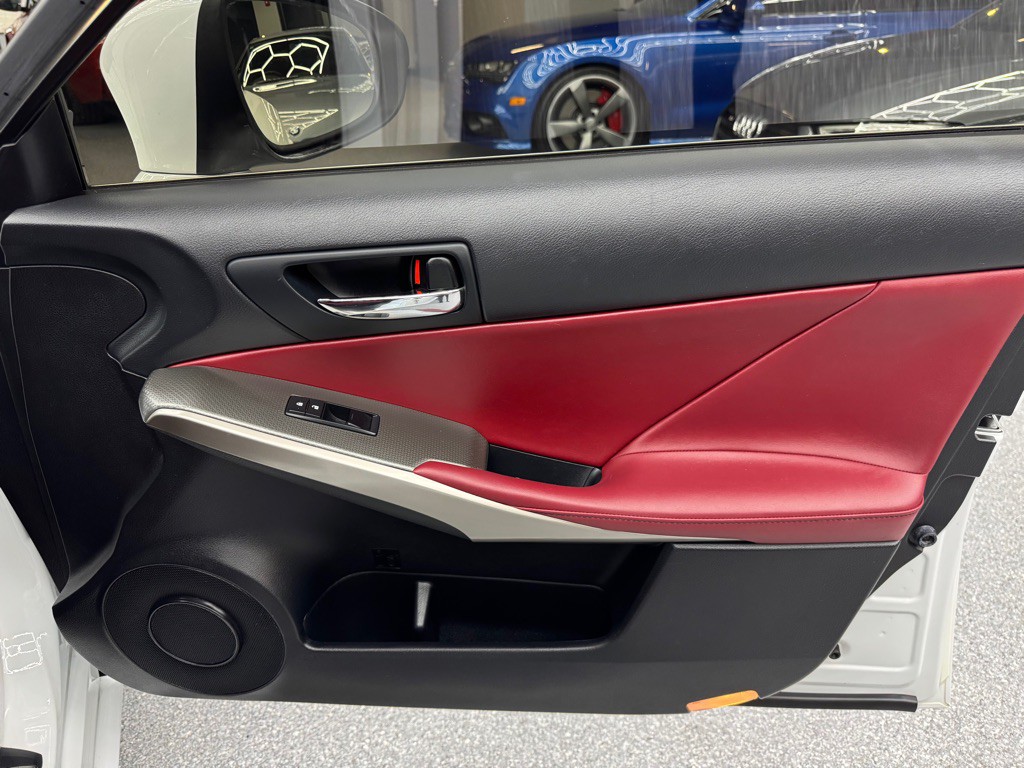 2016 Lexus IS Image 24