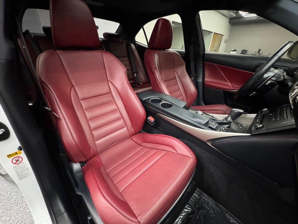 2016 Lexus IS Image 26