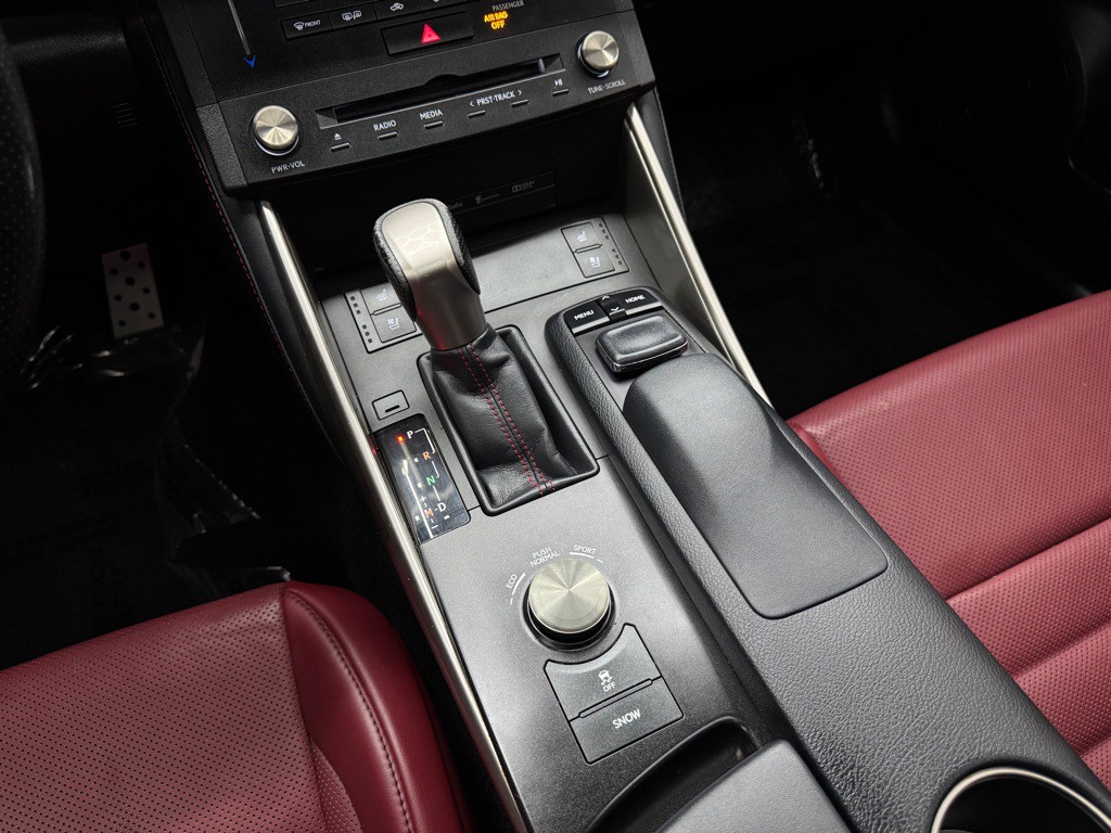 2016 Lexus IS Image 31