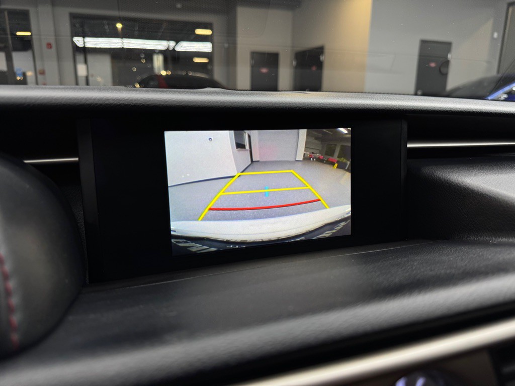 2016 Lexus IS Image 32