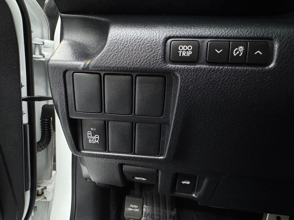 2016 Lexus IS Image 37