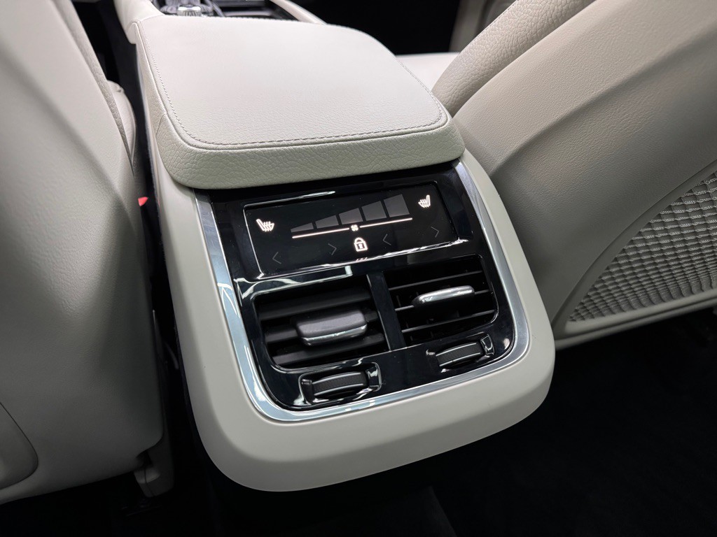 2020 Volvo XC90 Image 32