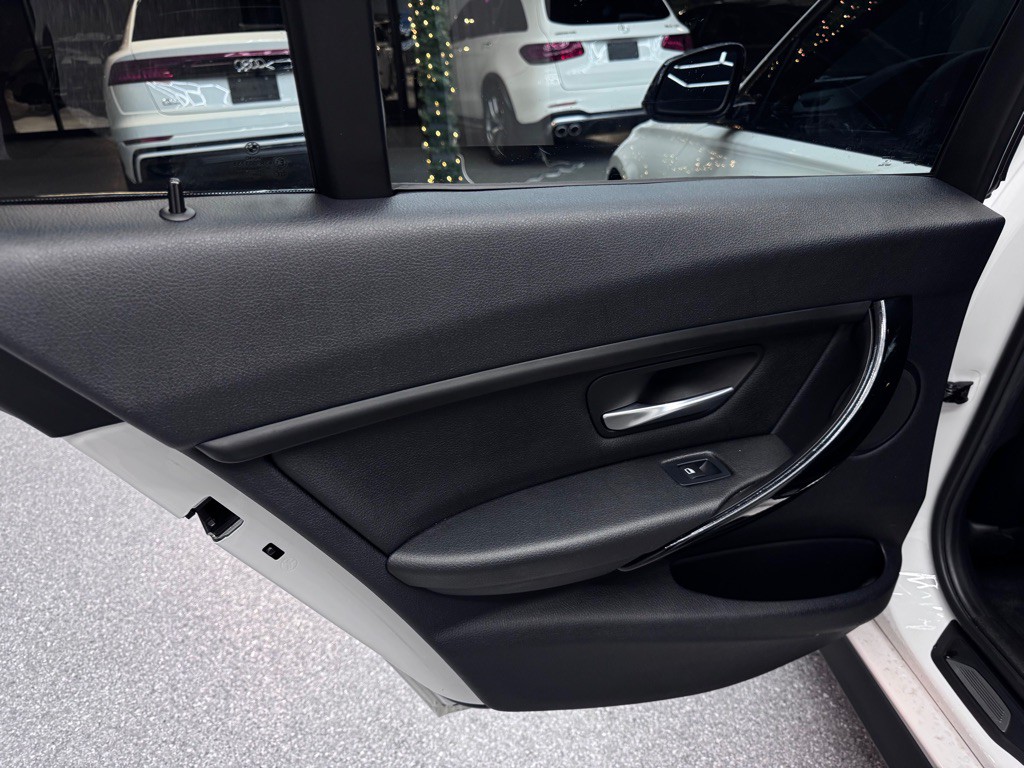 2015 BMW 3 Series Image 17