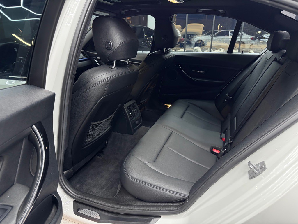 2015 BMW 3 Series Image 18