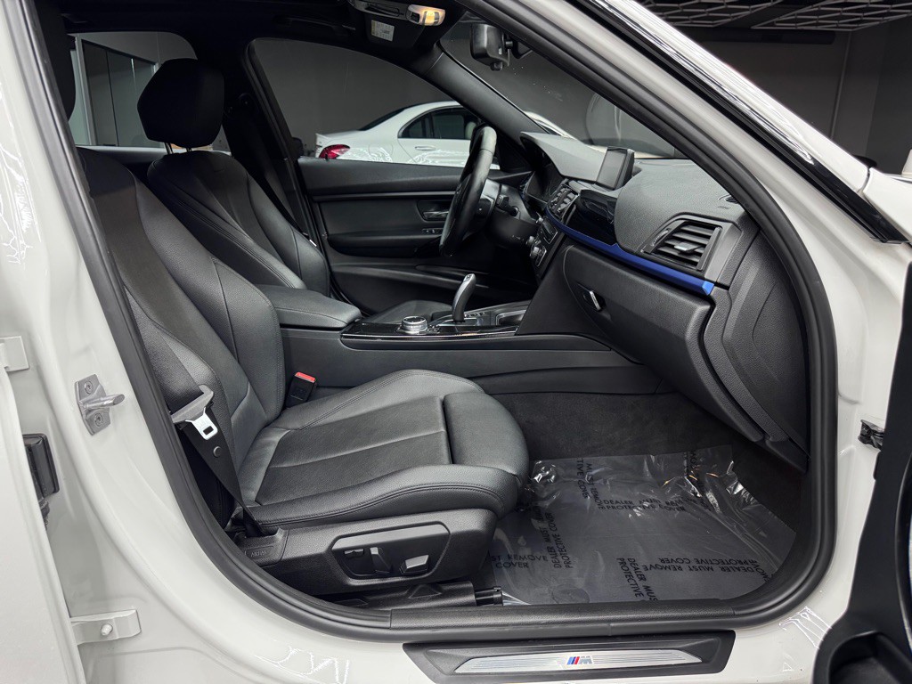 2015 BMW 3 Series Image 23