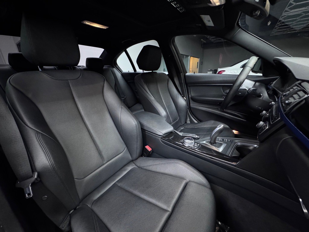 2015 BMW 3 Series Image 24