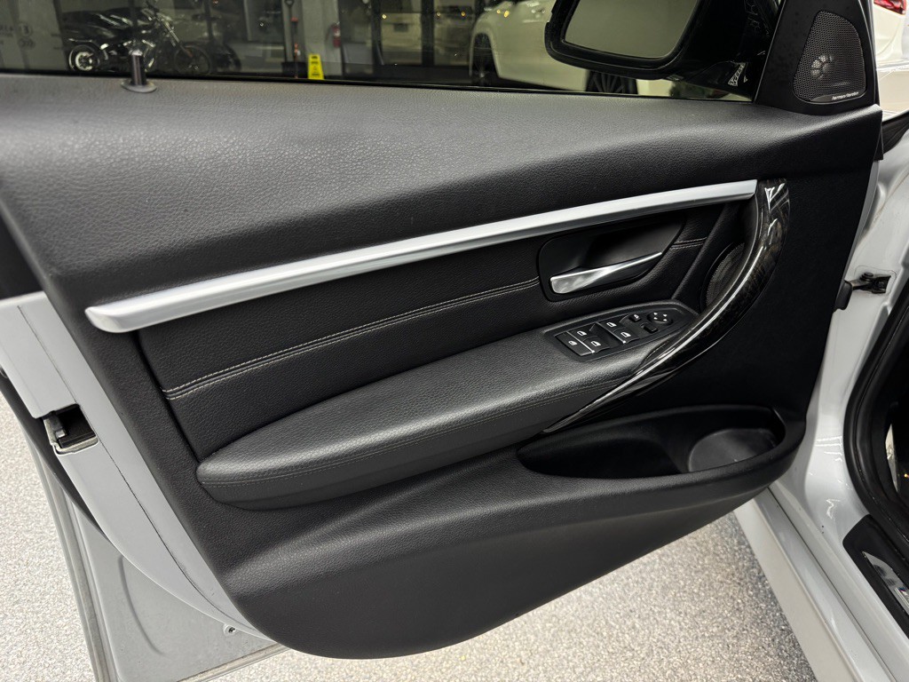 2016 BMW 3 Series Image 17