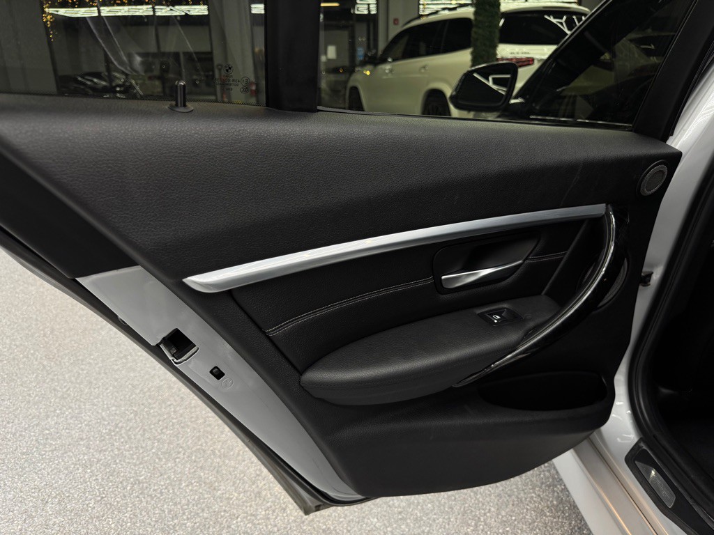 2016 BMW 3 Series Image 22