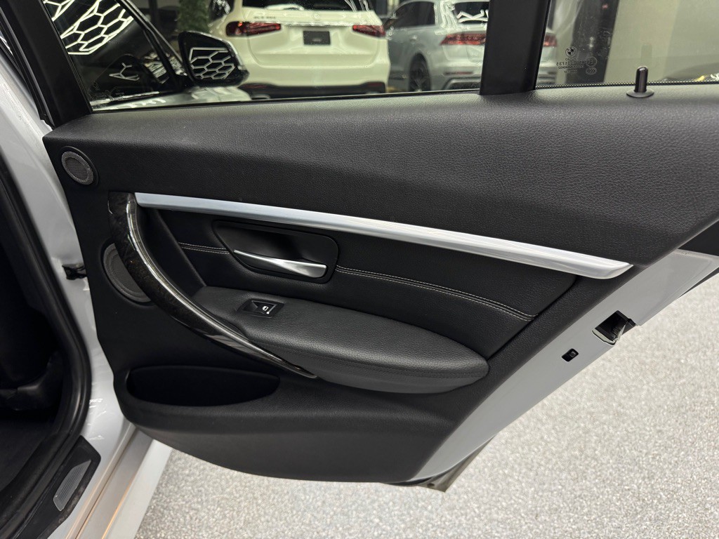 2016 BMW 3 Series Image 25