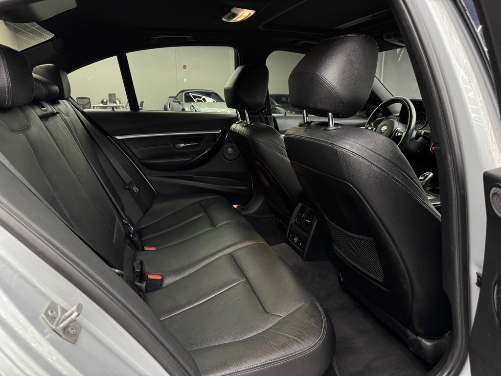 2016 BMW 3 Series Image 26