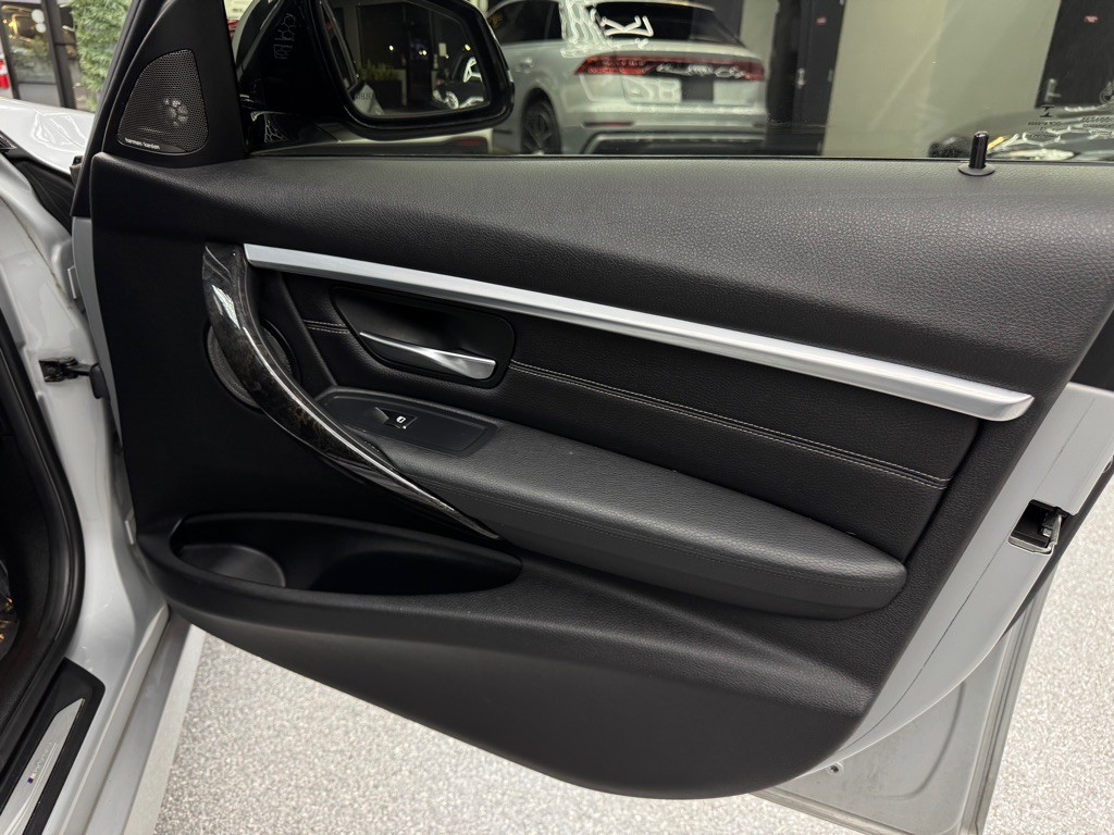2016 BMW 3 Series Image 28