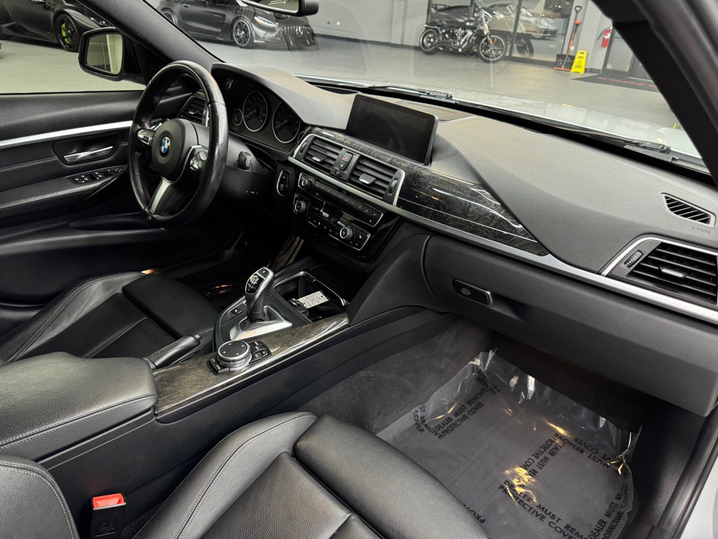 2016 BMW 3 Series Image 30
