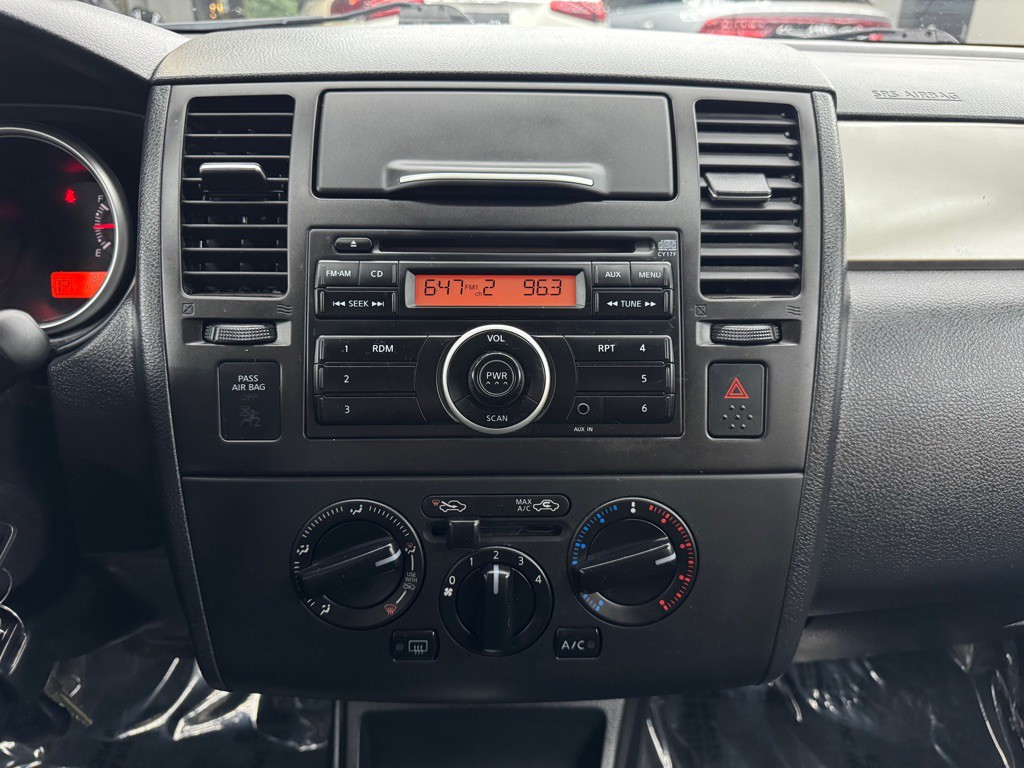 2011 Nissan Versa Image 17