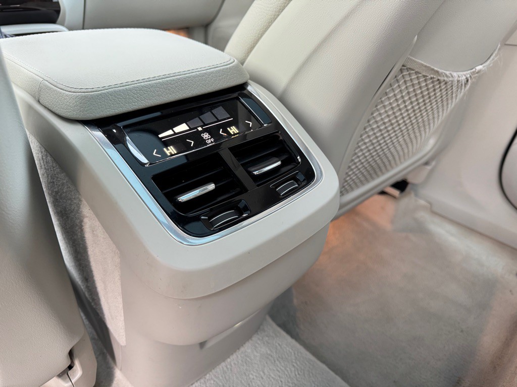 2016 Volvo XC90 Image 18