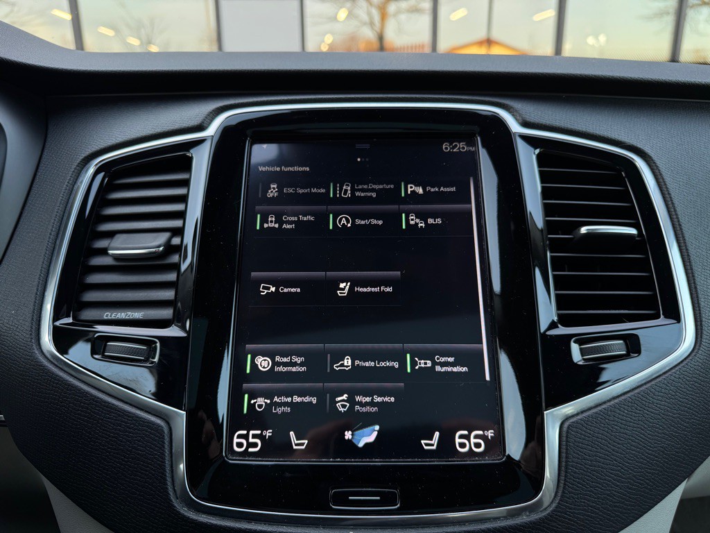 2016 Volvo XC90 Image 32