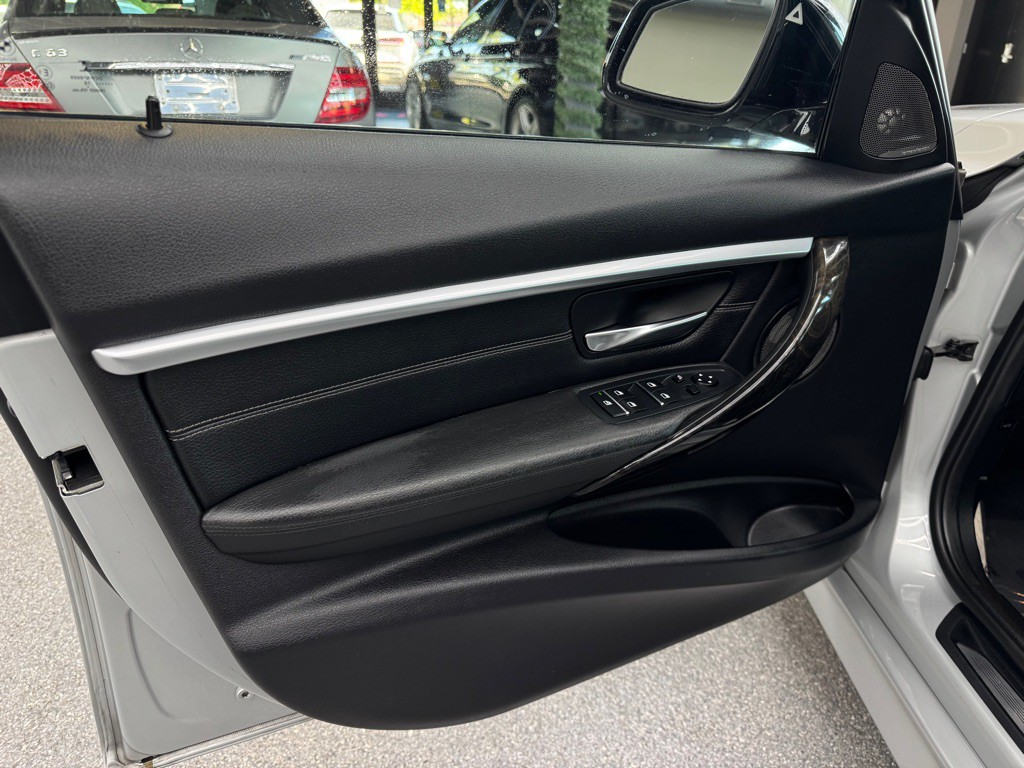 2016 BMW 3 Series Image 19