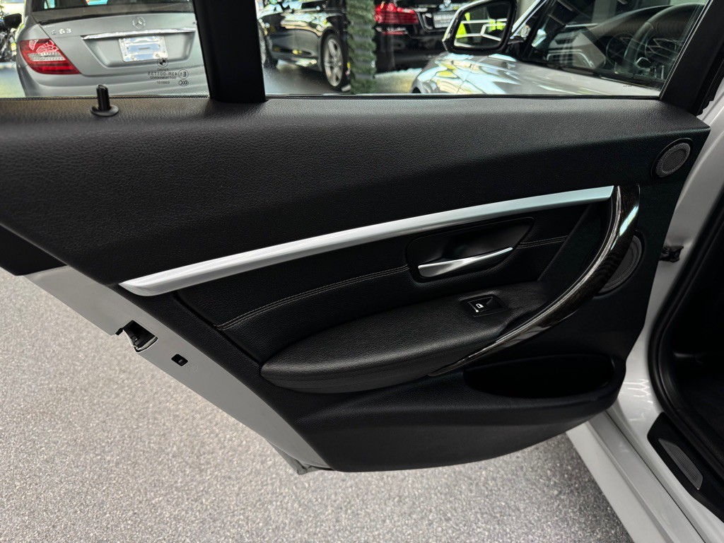 2016 BMW 3 Series Image 25
