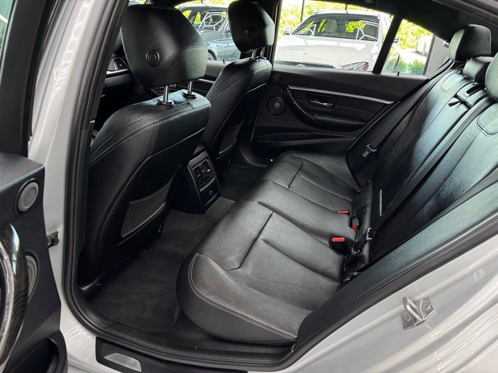 2016 BMW 3 Series Image 26