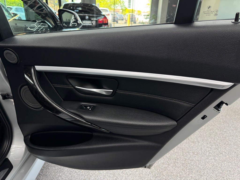 2016 BMW 3 Series Image 28