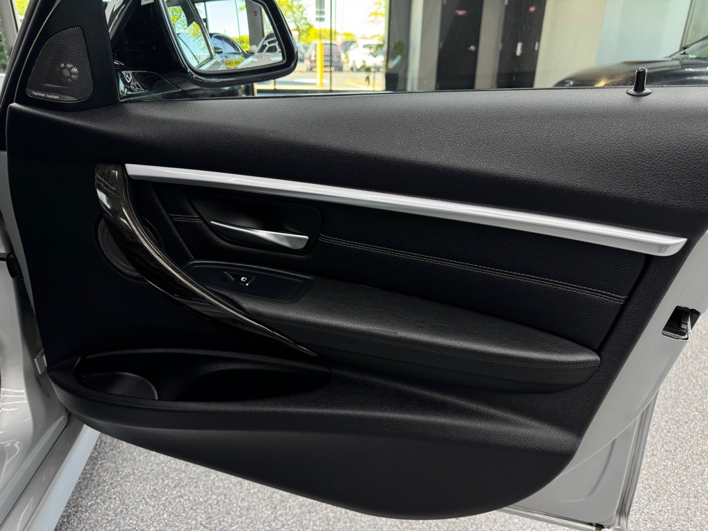 2016 BMW 3 Series Image 30