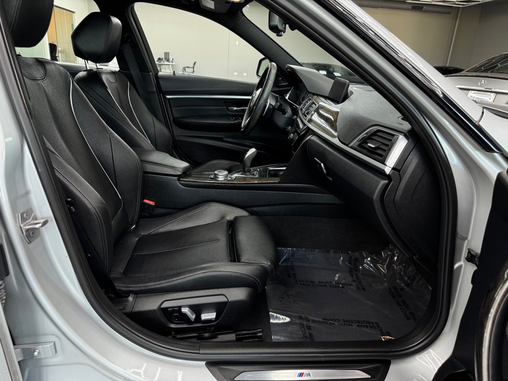 2016 BMW 3 Series Image 31