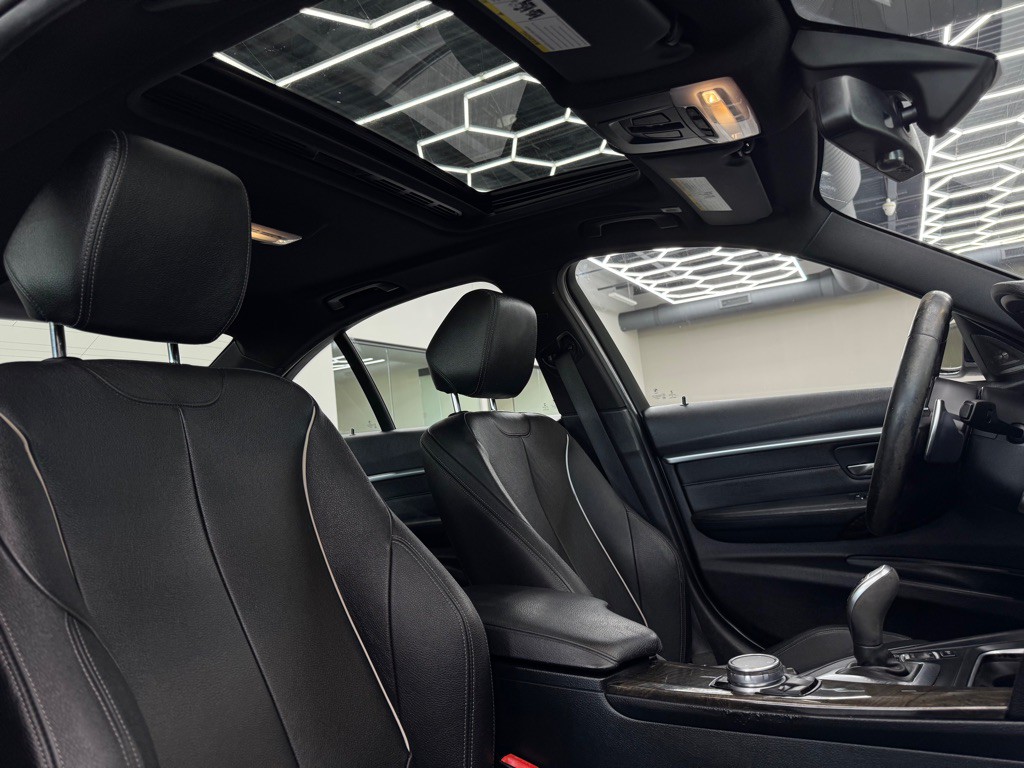 2016 BMW 3 Series Image 32