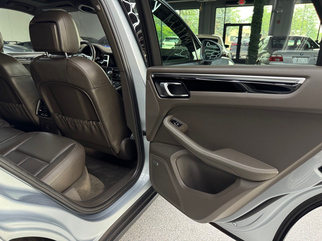 2020 Porsche Macan Image 26