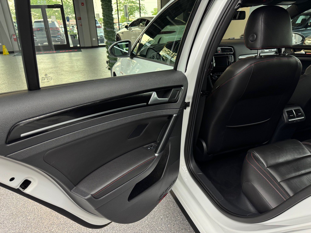 2015 Volkswagen GTI Image 17