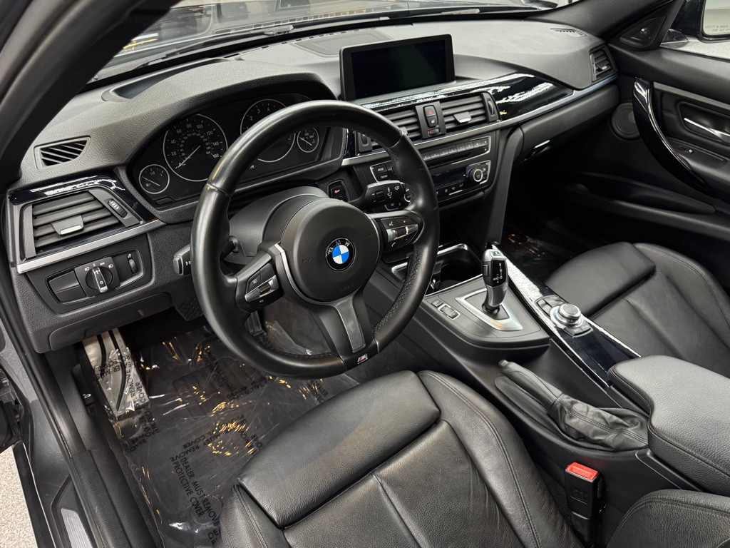 2013 BMW 3 Series Image 17