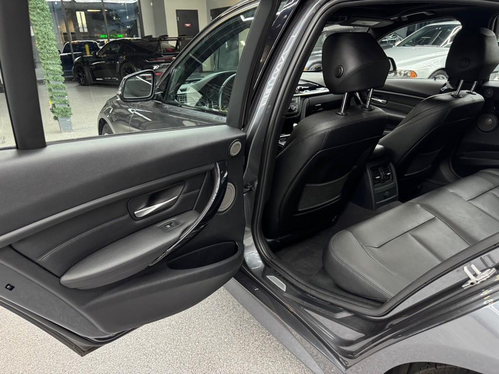 2013 BMW 3 Series Image 18