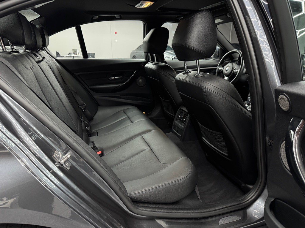2013 BMW 3 Series Image 21