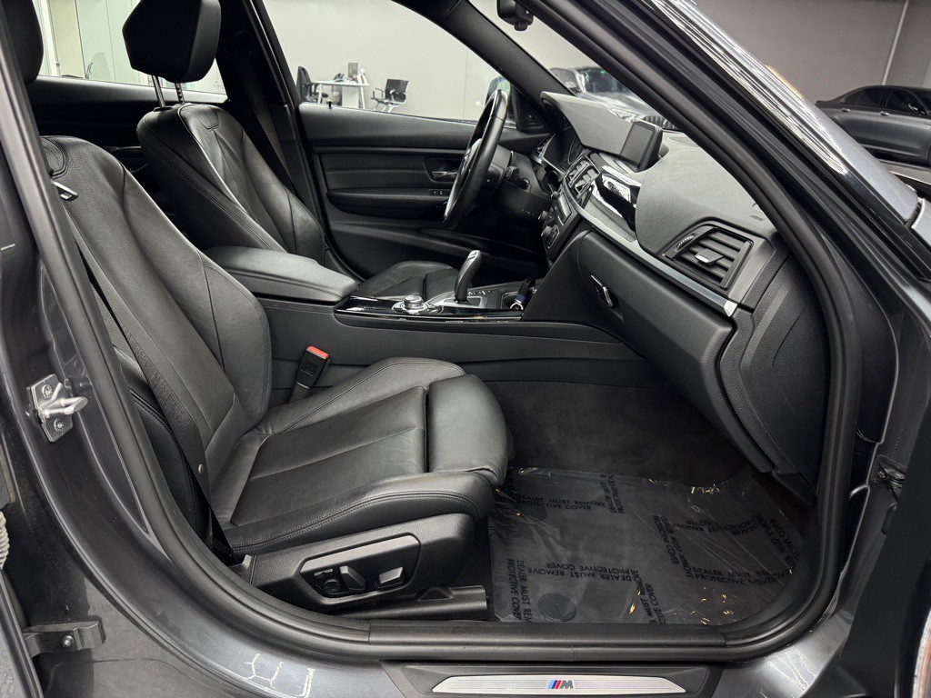 2013 BMW 3 Series Image 23