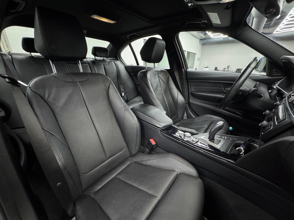 2013 BMW 3 Series Image 24
