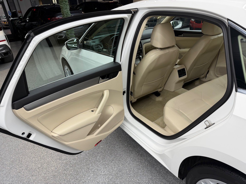 2015 Volkswagen Passat Image 14