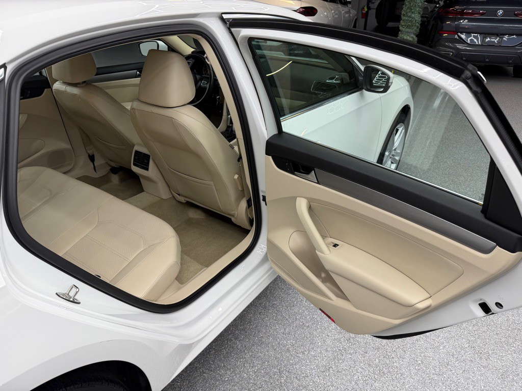 2015 Volkswagen Passat Image 16