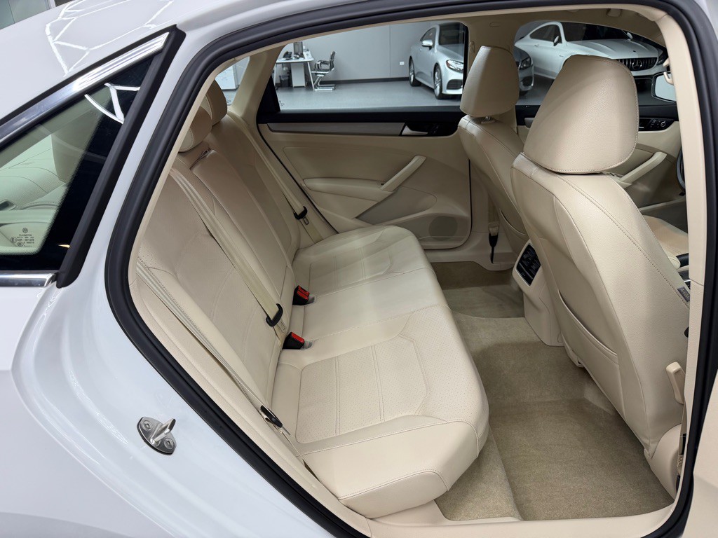 2015 Volkswagen Passat Image 17